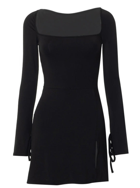 Schwarzes, sexy, eng anliegendes Minikleid mit eckigem Ausschnitt und Seitenrock 