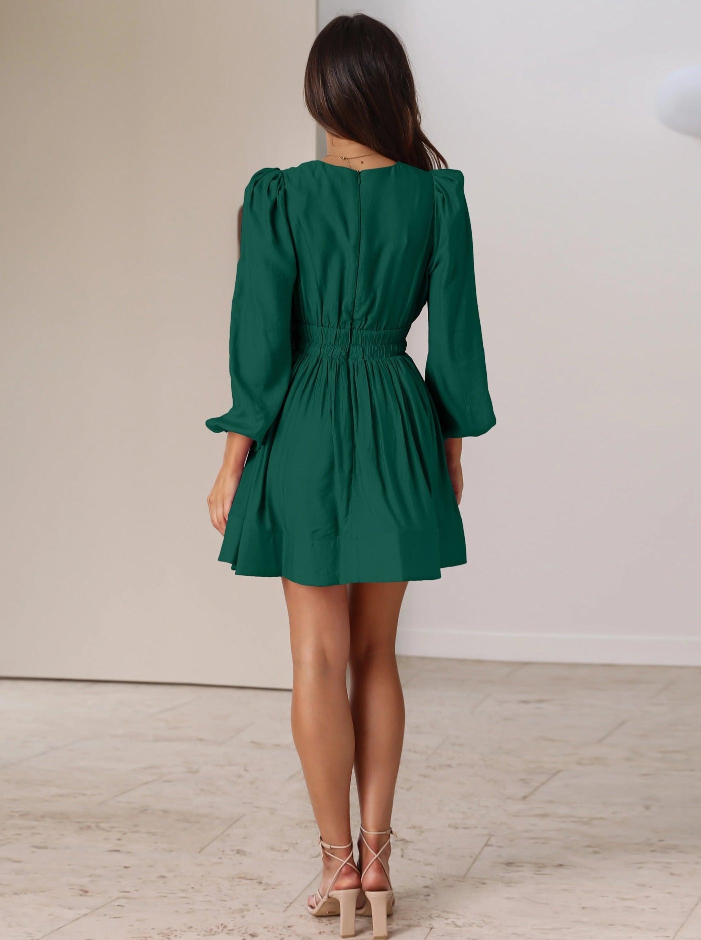 Grünes, plissiertes, kurzes Kleid mit V-Ausschnitt und Rüschenärmeln 