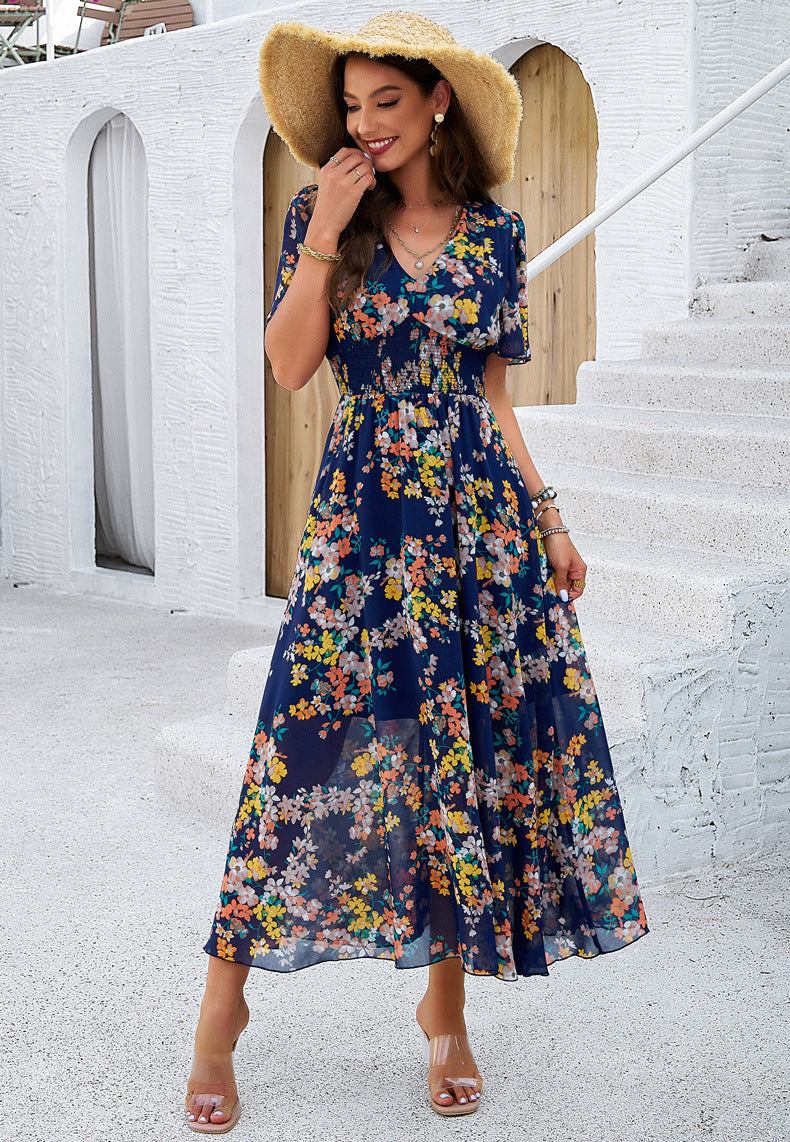 Dunkelblaues Sommerkleid mit V-Ausschnitt und Blumenmuster