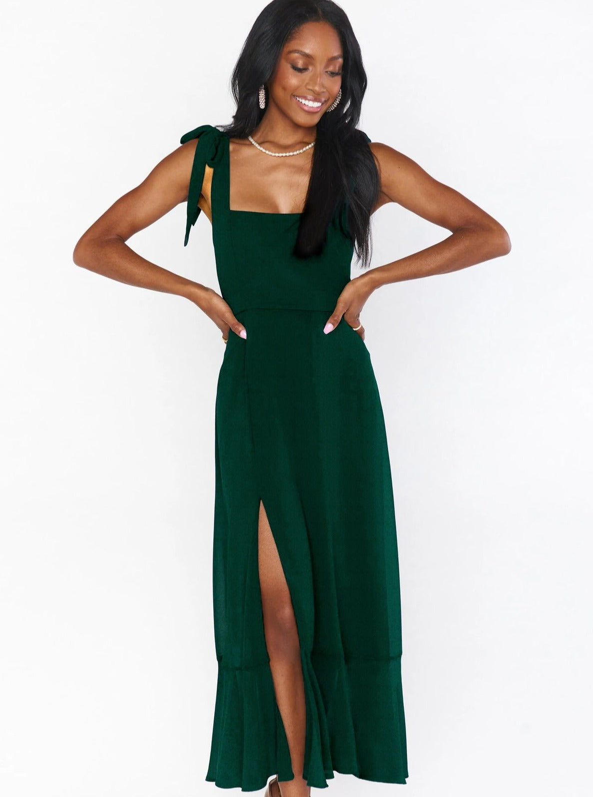 Dunkelgrünes High-End-Kleid mit eckigem Ausschnitt und Schlitz 