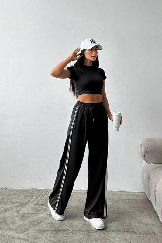 Sportliches Set aus kurzärmligem Crop-Top und Hose 