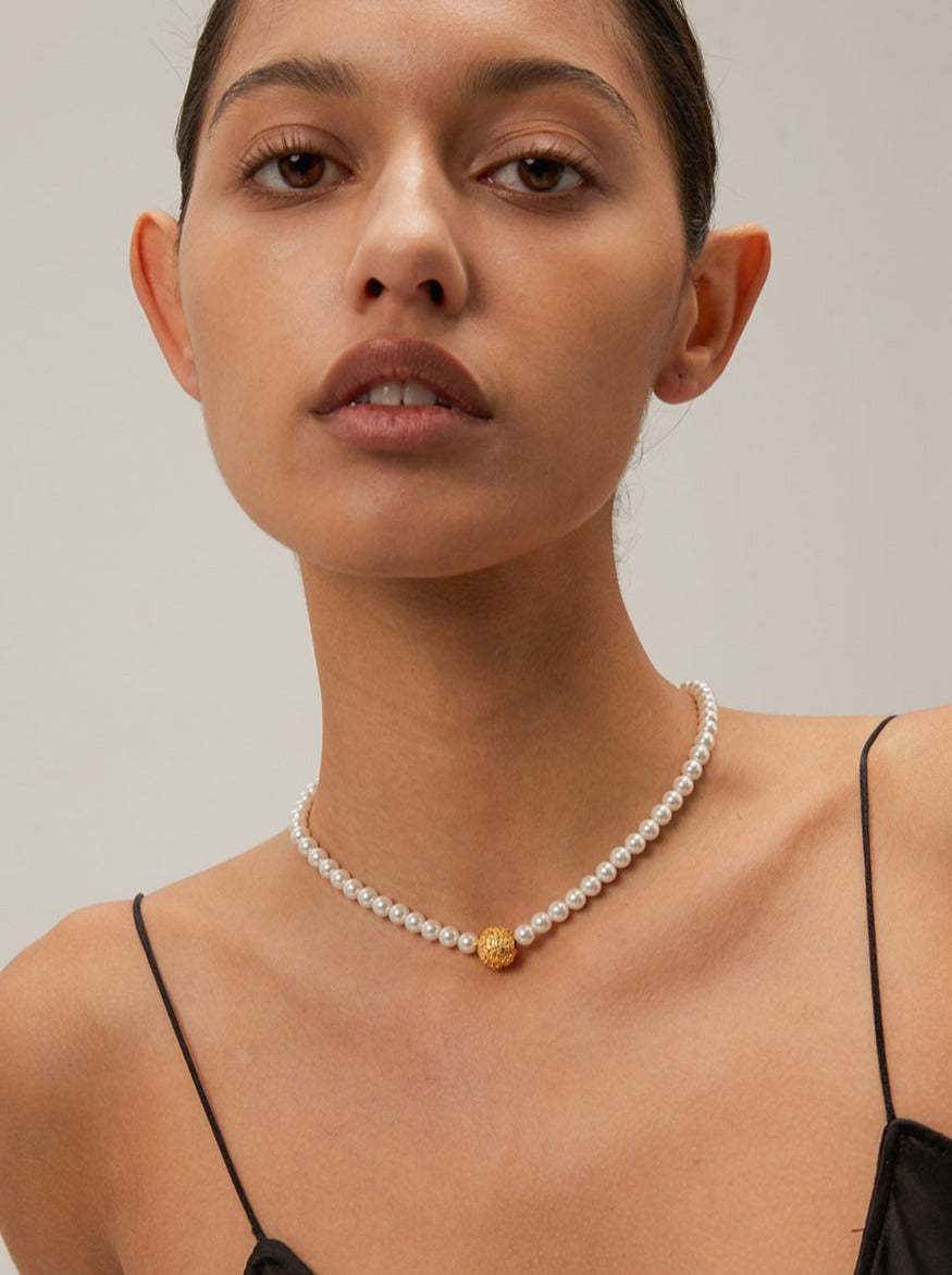 Perlenkette mit Blumenkugel-Anhänger aus Edelstahl, 18 Karat vergoldet 