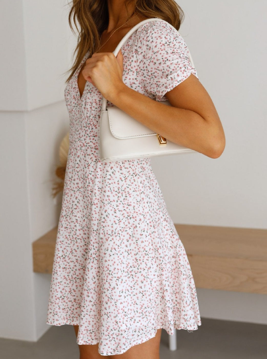 Weißes Kleid mit V-Ausschnitt und kurzen Ärmeln und Blumenmuster 