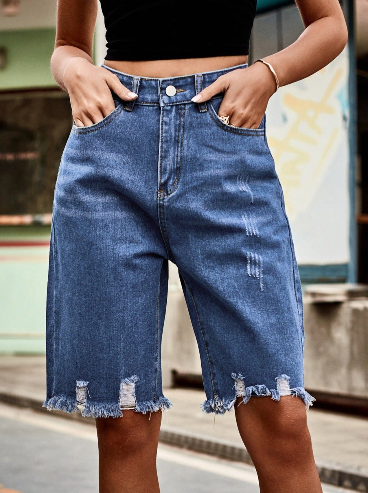 Pantaloncini di jeans lavati strappati con vestibilità ampia e abbottonati 