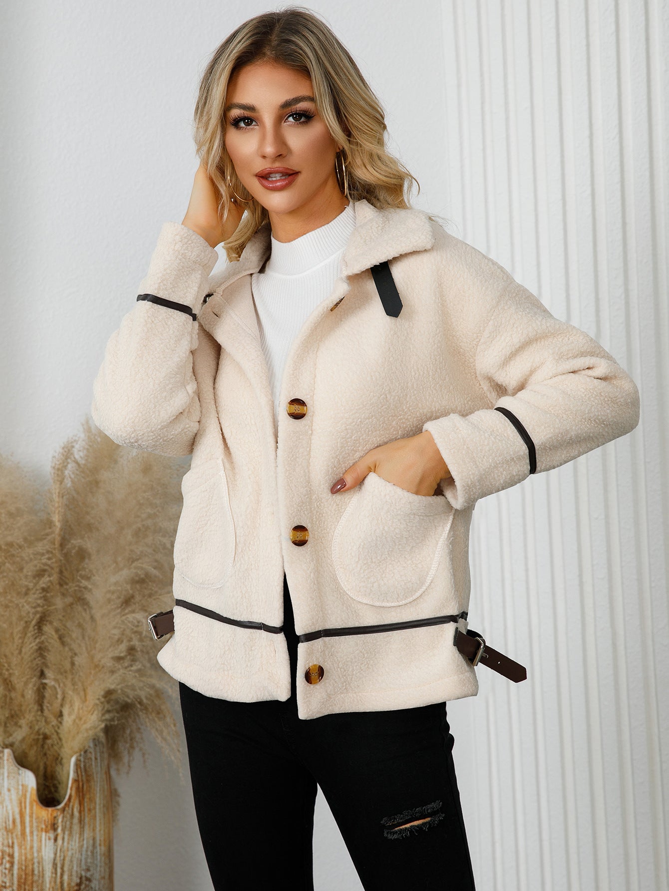 Warm Cream Jacket with Contrasting Accents for Casual Outings