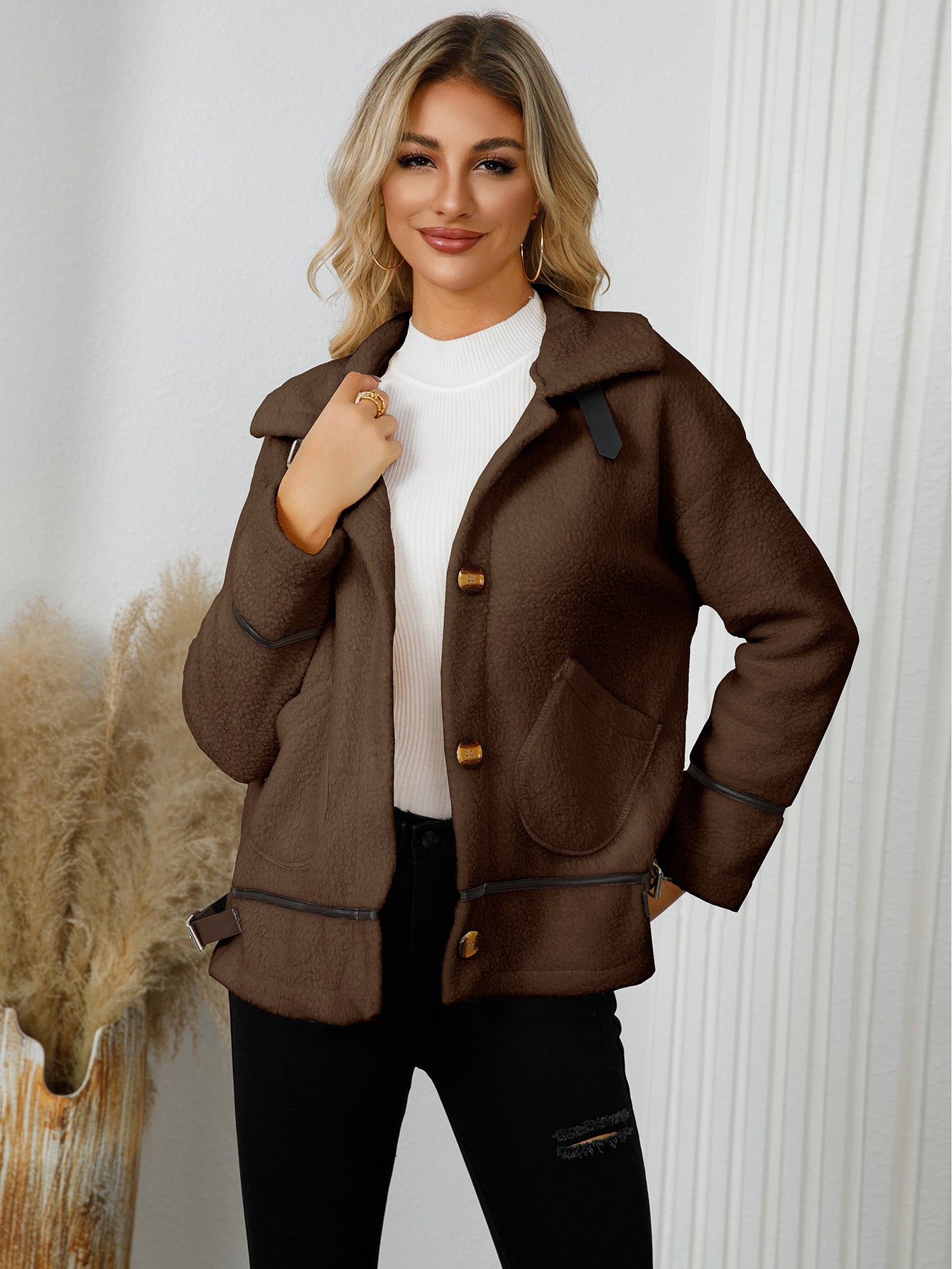 Warm Cream Jacket with Contrasting Accents for Casual Outings