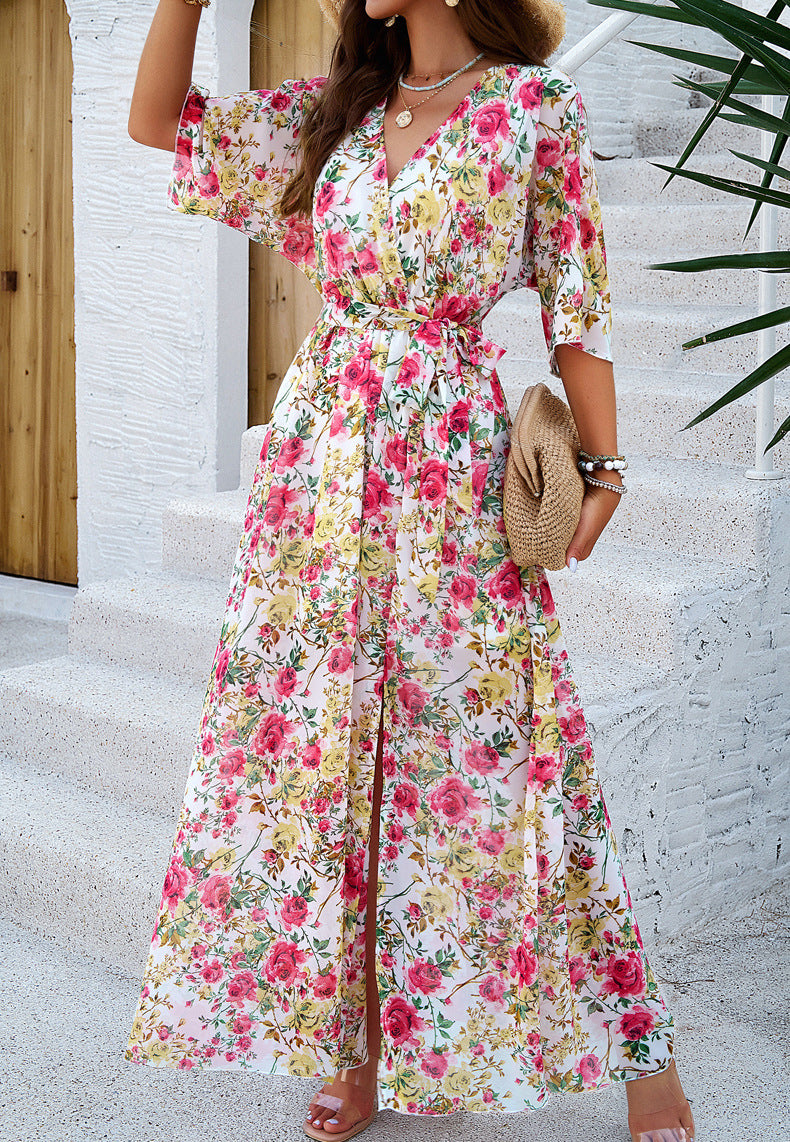 Rosa Plisseekleid mit V-Ausschnitt und Blumenmuster