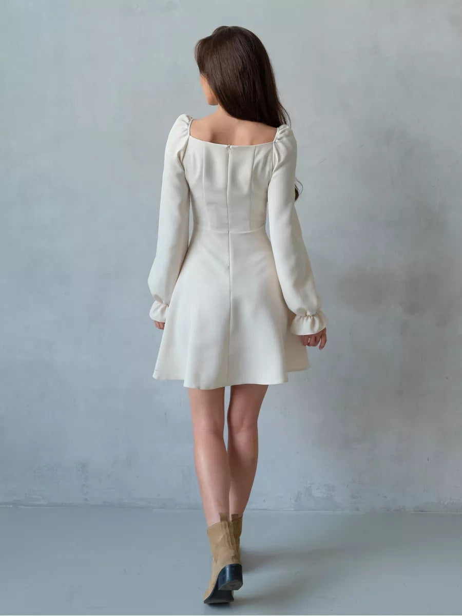 Mini-robe élégante à col carré et manches longues lanternes à taille haute