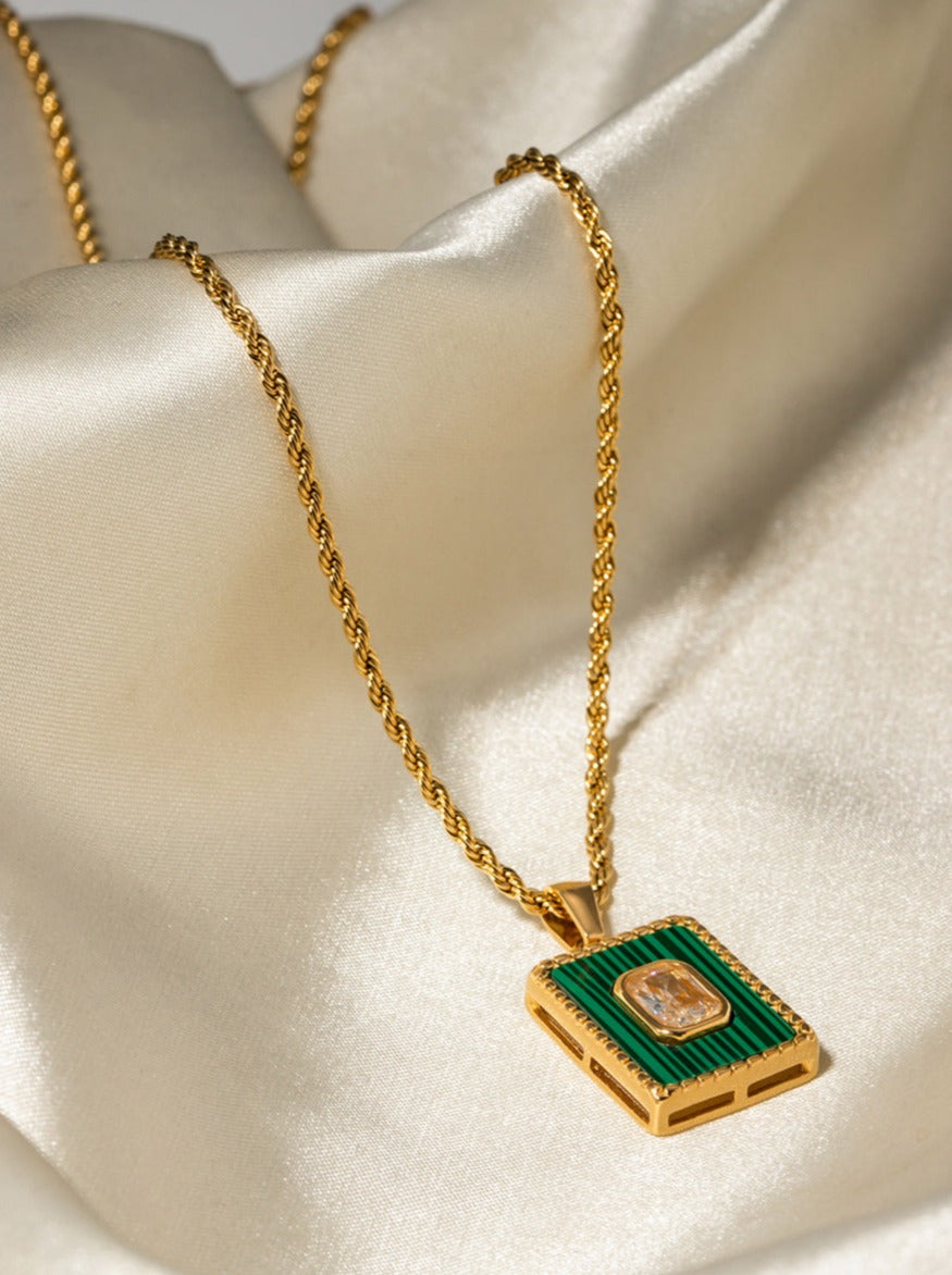 18K vergoldete Halskette mit grünem, rechteckigem Anhänger 