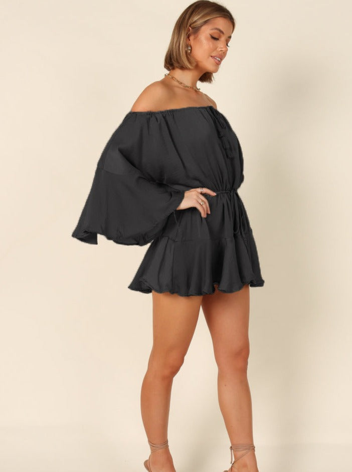 Sexy schwarzes Bohemian-Kleid mit verstellbaren Schultern und Glockenärmeln 