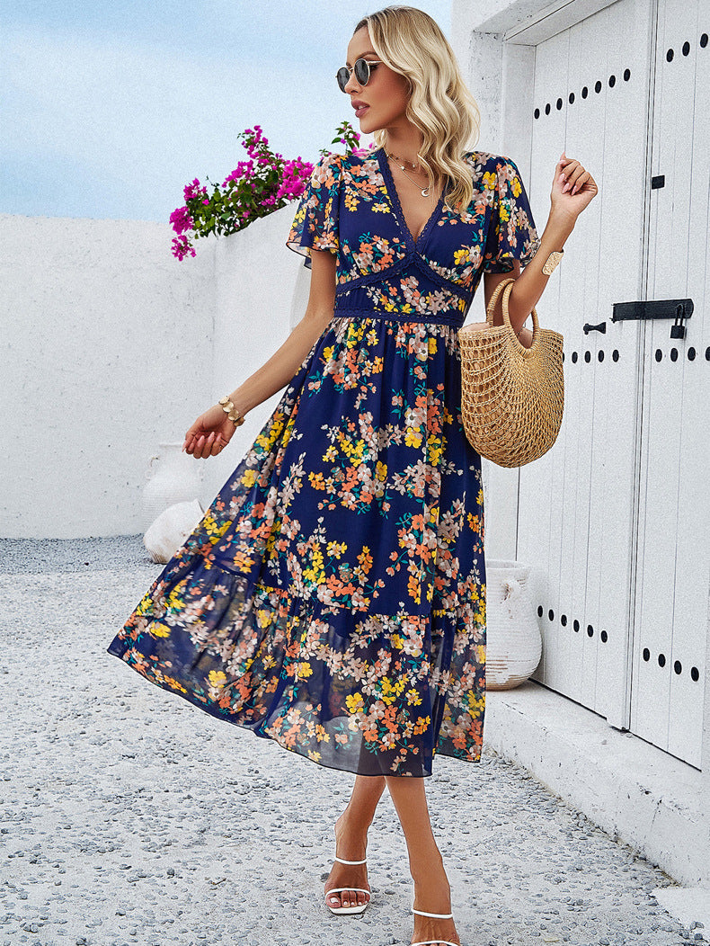 Blaues Sommerkleid mit V-Ausschnitt und Blumenmuster 