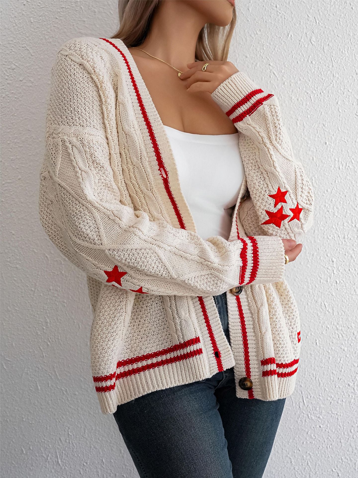 Schicke, lässige Strickjacke mit Zopfmuster