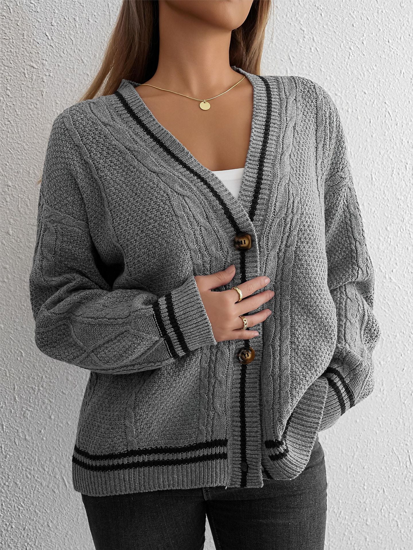 Schicke, lässige Strickjacke mit Zopfmuster