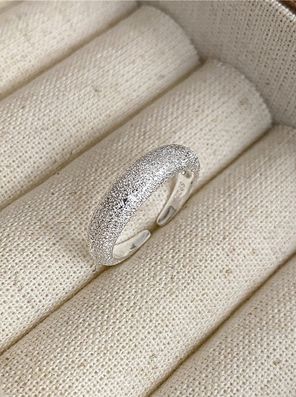 Eleganter verstellbarer Ring aus Sterlingsilber mit Sandstruktur 
