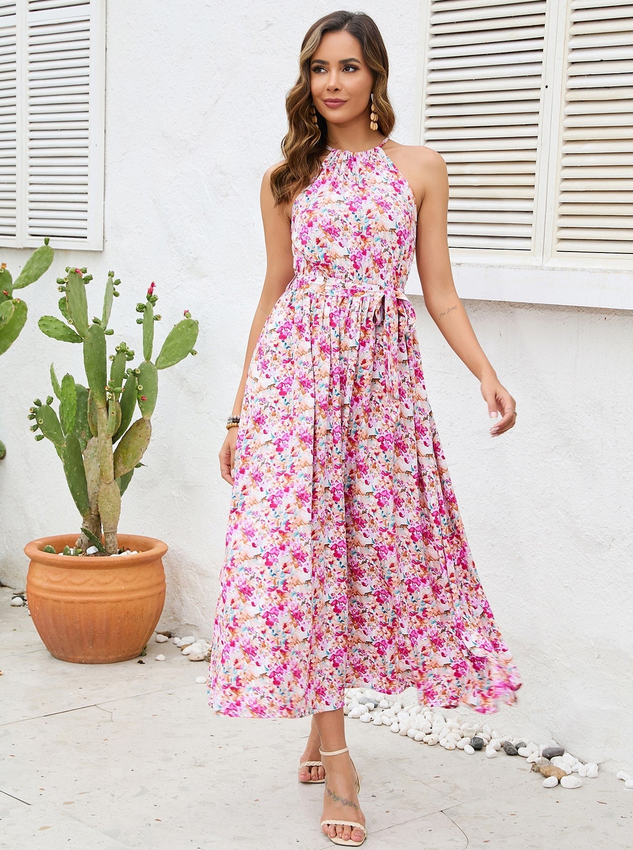 Rosa Neckholder-Kleid mit Blumenmuster und Bindegürtel 