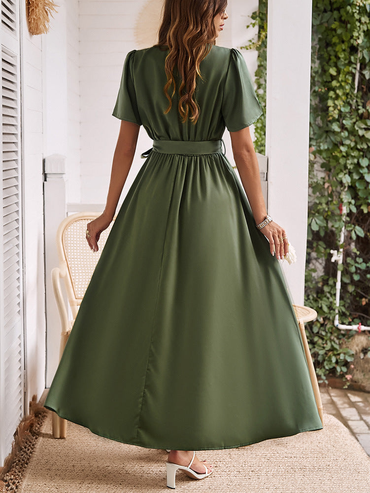Grünes, kurzärmliges, geschlitztes Kleid mit überkreuzten Rändern 