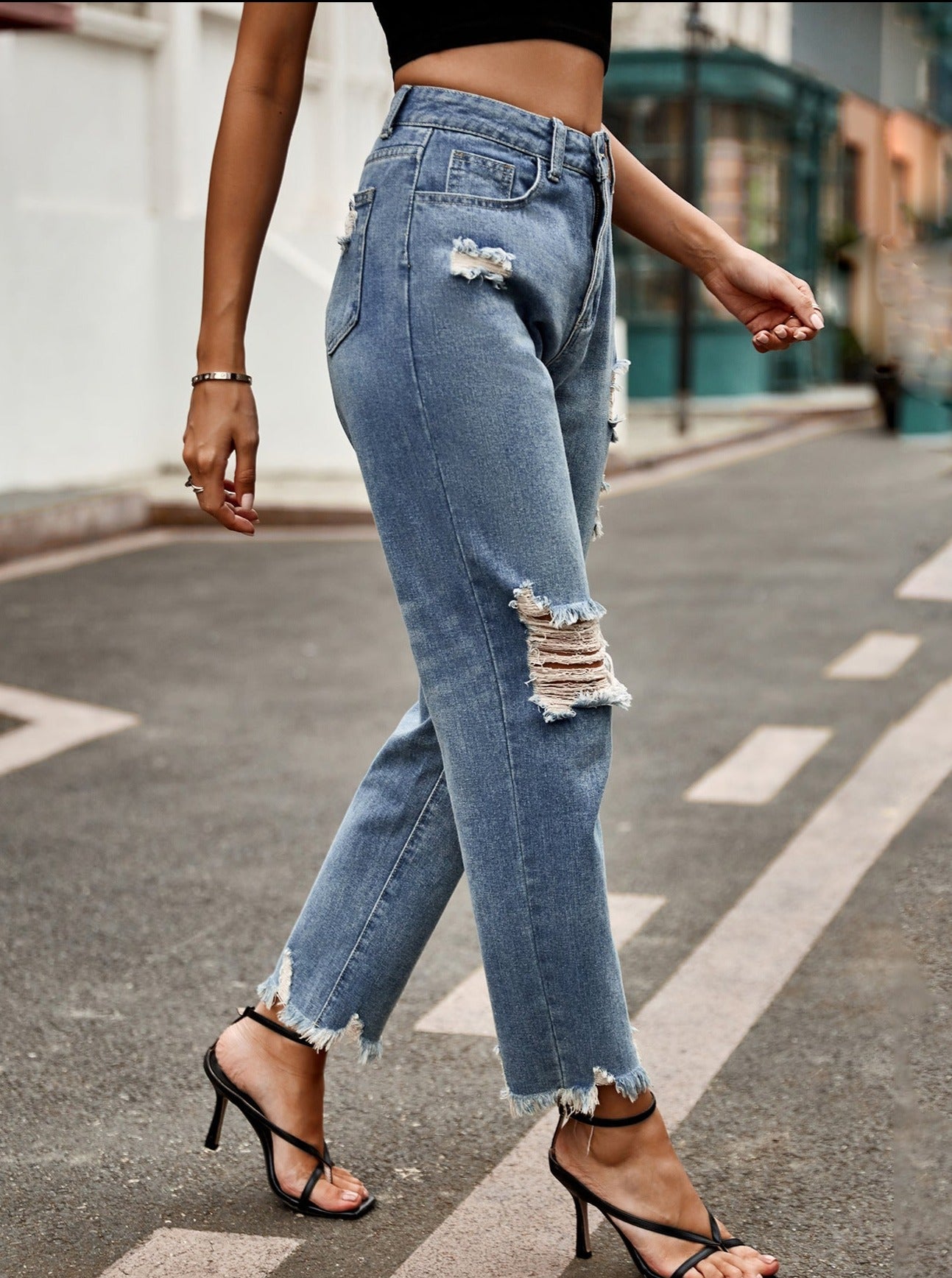 Zerrissene Flare-Denim-Jeans mit hoher Taille und Knöpfen 
