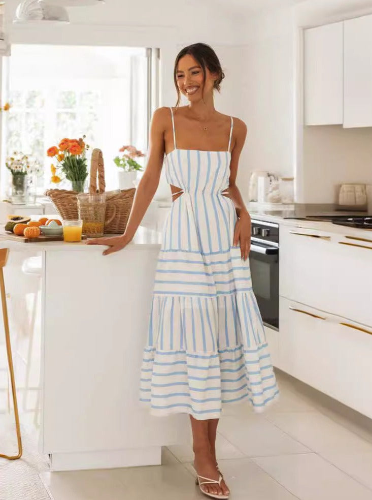 Sommerkleid mit weißen und blauen Streifen und Cut-Outs an den Seiten 
