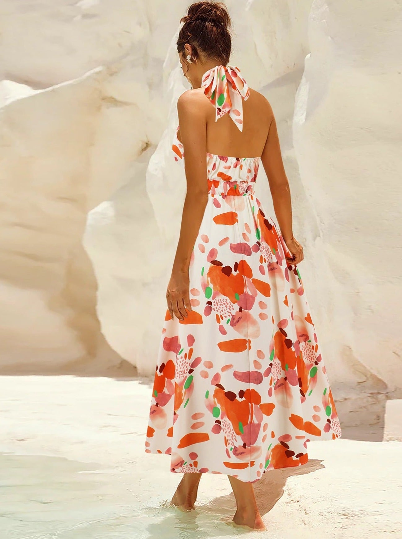 Elegantes, ärmelloses Sommerkleid mit tropischem Druck 