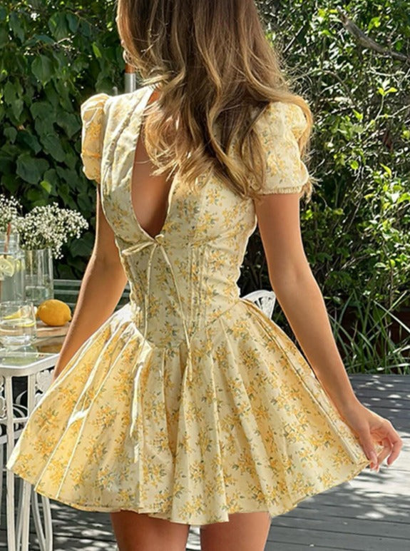 Plissiertes Kleid mit tiefem V-Ausschnitt und Blumenmuster 