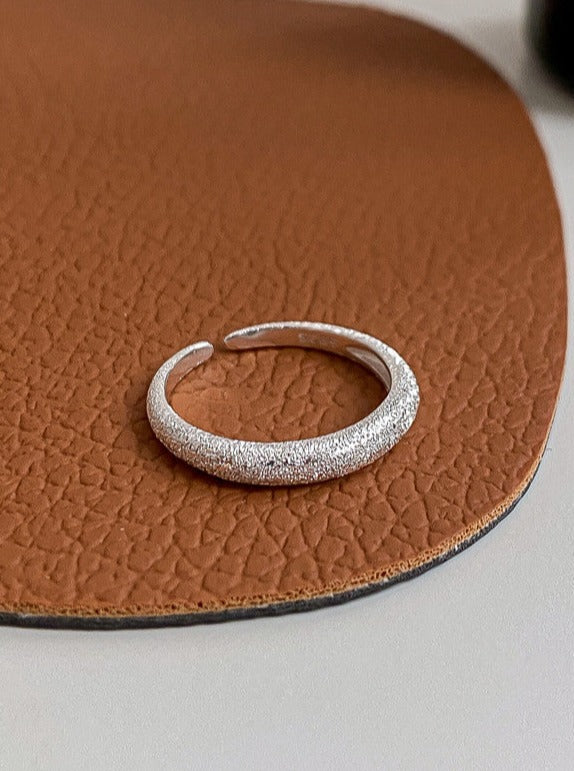 Elegante anello regolabile in argento sterling con texture sabbia 