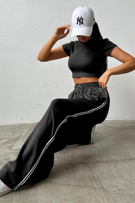 Sportliches Set aus kurzärmligem Crop-Top und Hose 