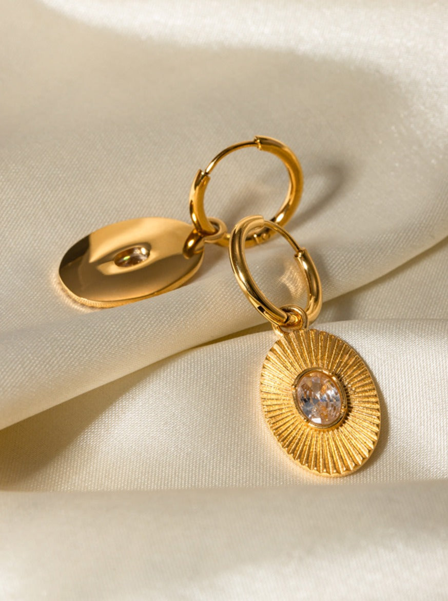 Ovale Ohrringe mit 18 Karat Goldplattierung und eingelegten weißen Diamanten 