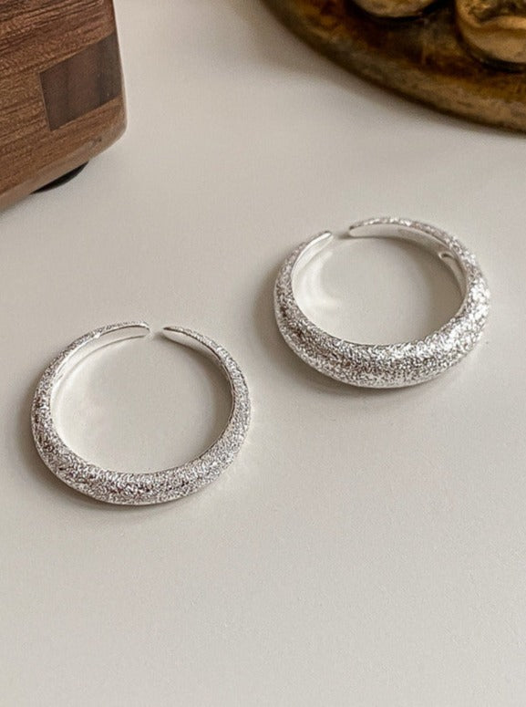 Elegante anello regolabile in argento sterling con texture sabbia 