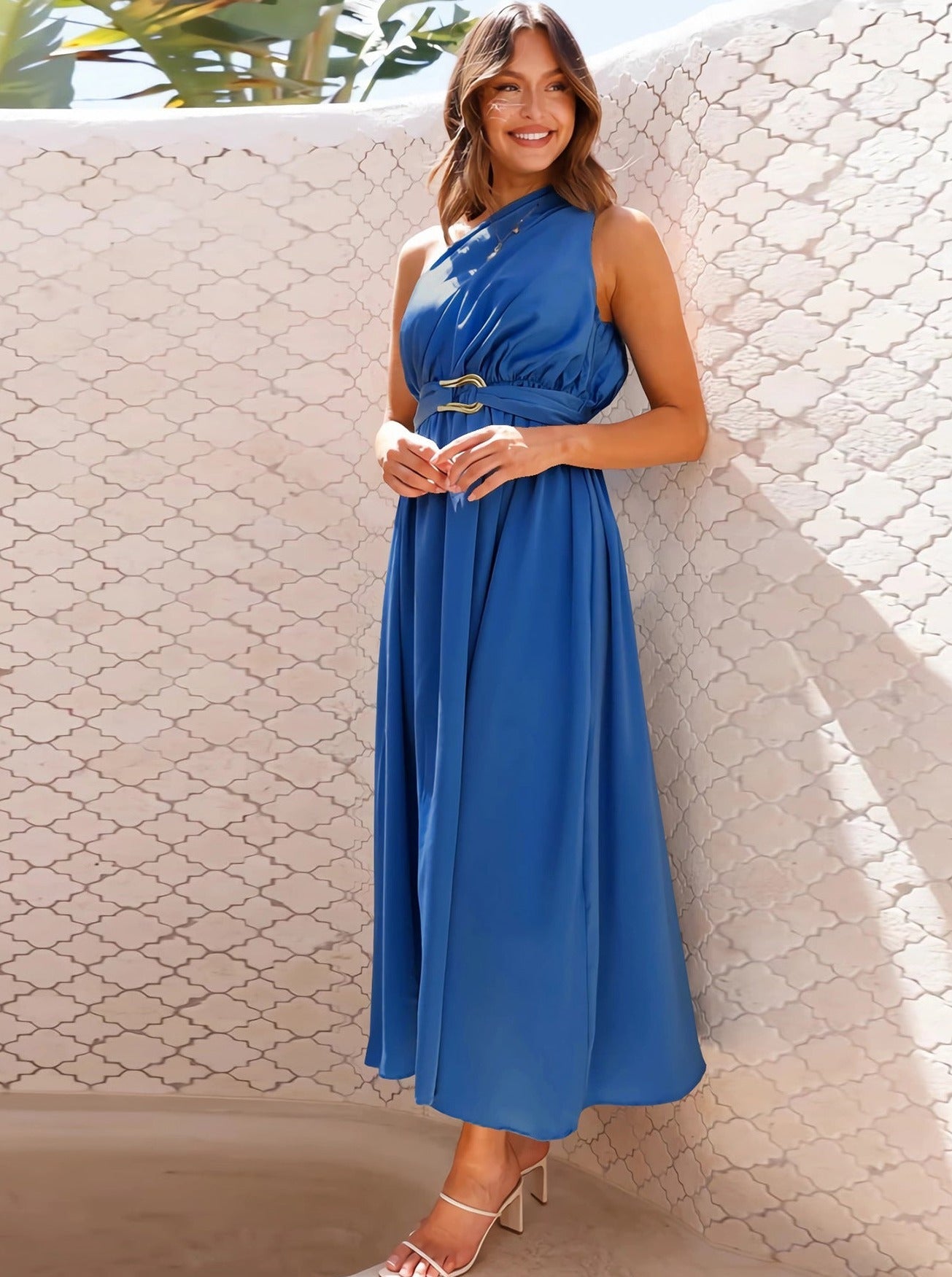 Elegantes One-Shoulder-Kleid mit Metallträgern 