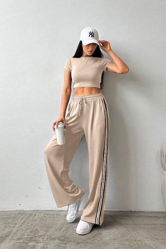 Sportliches Set aus kurzärmligem Crop-Top und Hose 