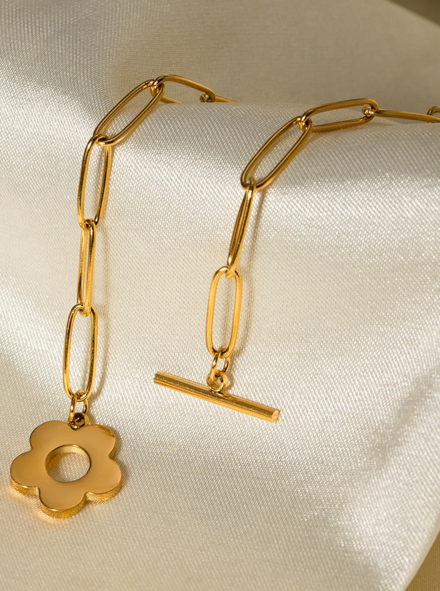 18 Karat vergoldete Halskette mit Blumenanhänger 