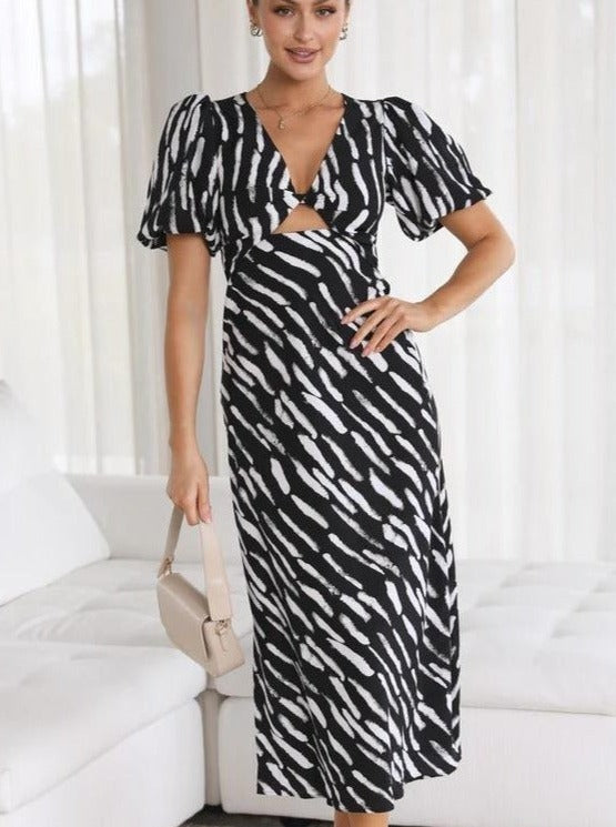 Elegantes Kleid mit ausgehöhltem Streifen-Print vorn 