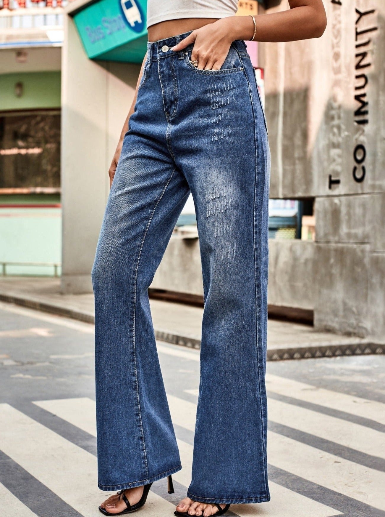 Jeans in denim lavato con vestibilità ampia e bottoni 