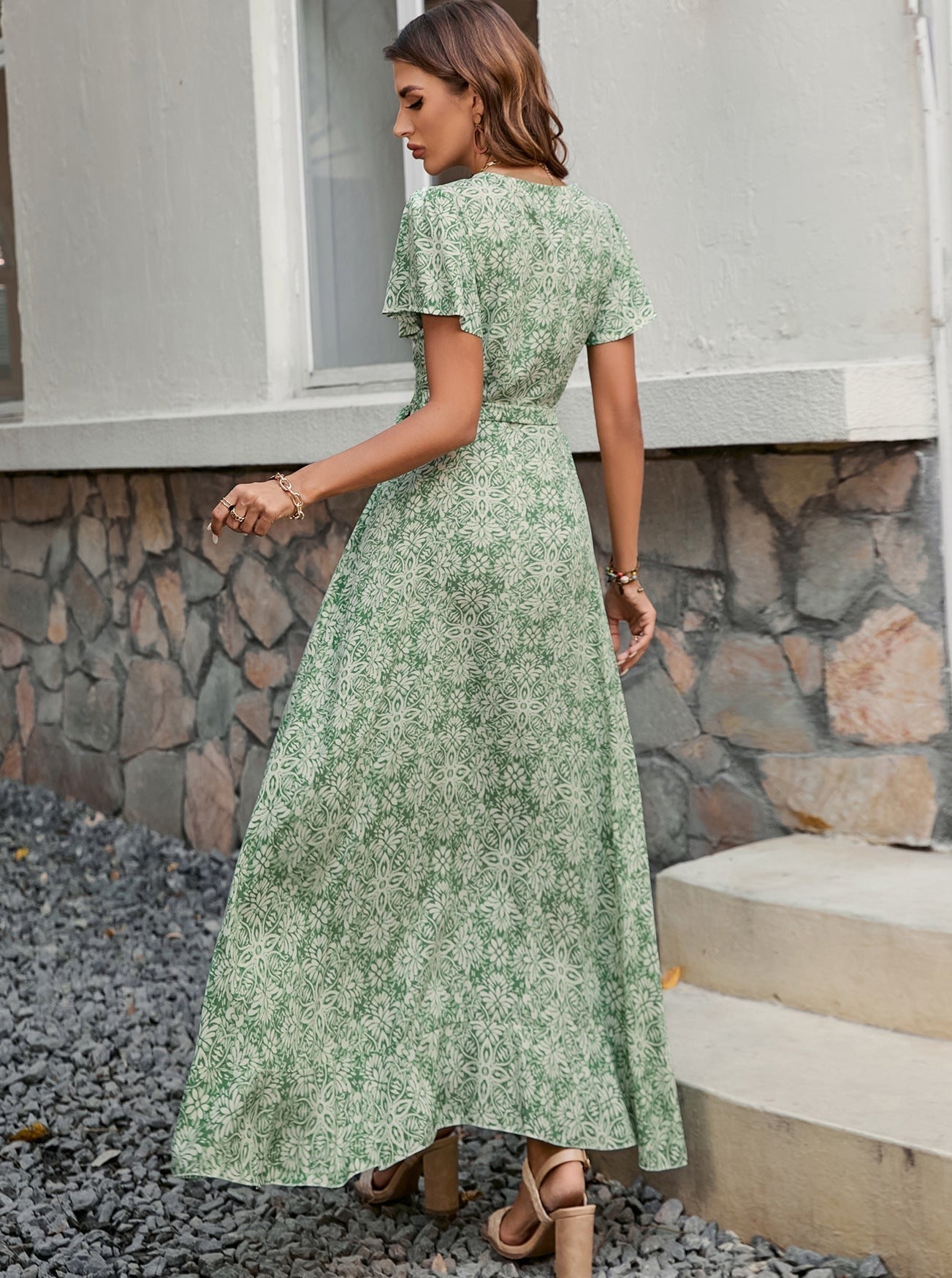 Kurzärmliges Kleid mit V-Ausschnitt, Bindegürtel und rustikalem Print 