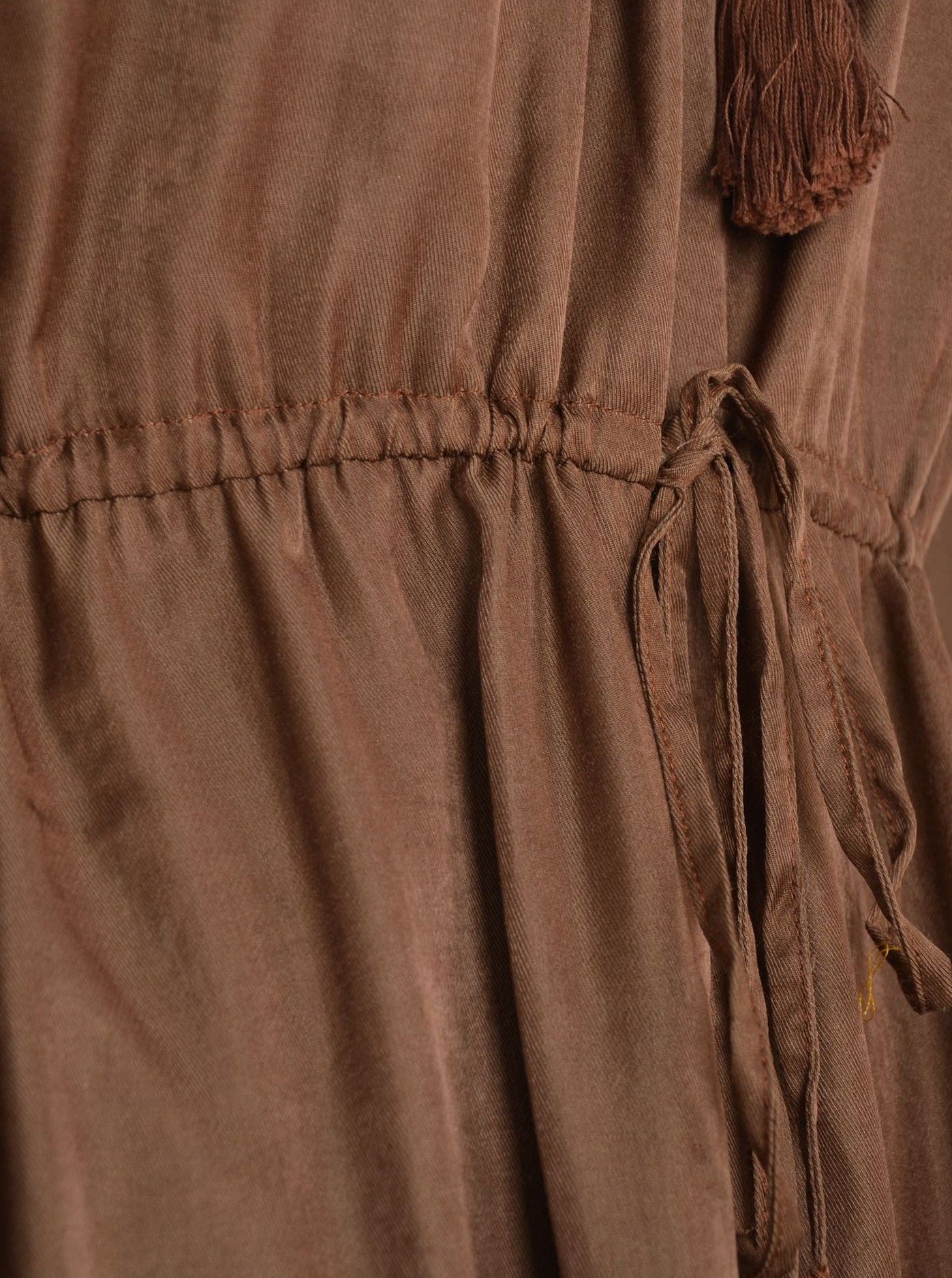 Minikleid im Boho-Stil mit verstellbaren Schultern und Glockenärmeln und Kordelzug in der Taille 