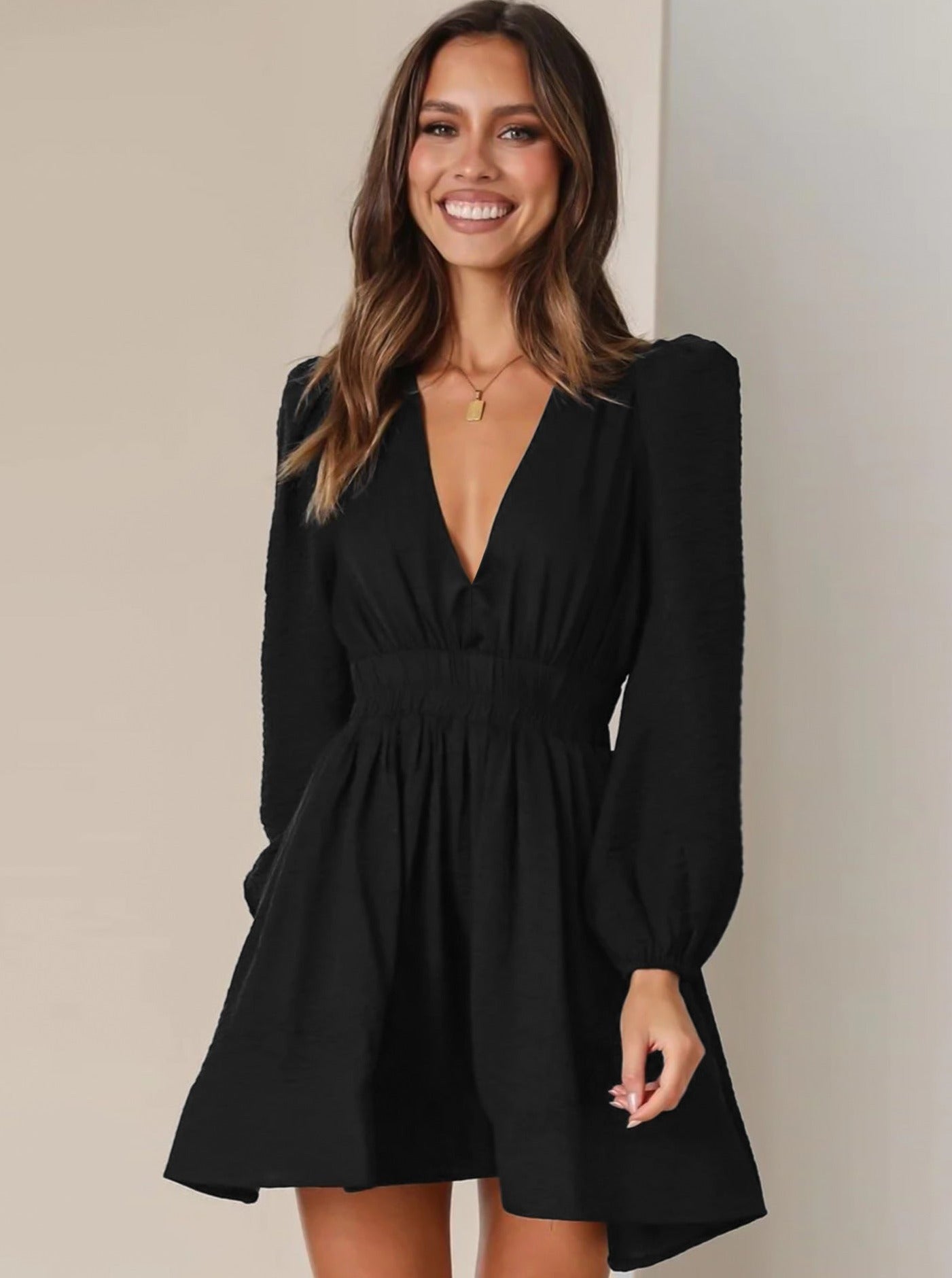 Schwarzes, plissiertes, kurzes Kleid mit V-Ausschnitt und Rüschenärmeln 