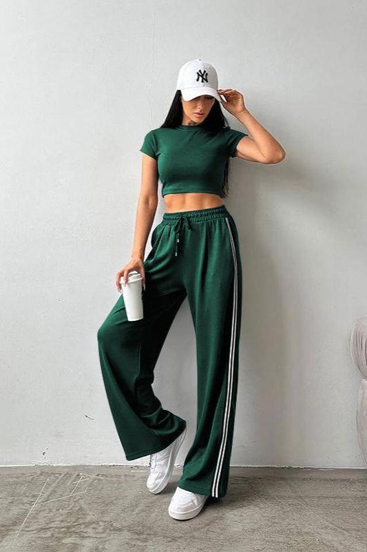 Sportliches Set aus kurzärmligem Crop-Top und Hose 