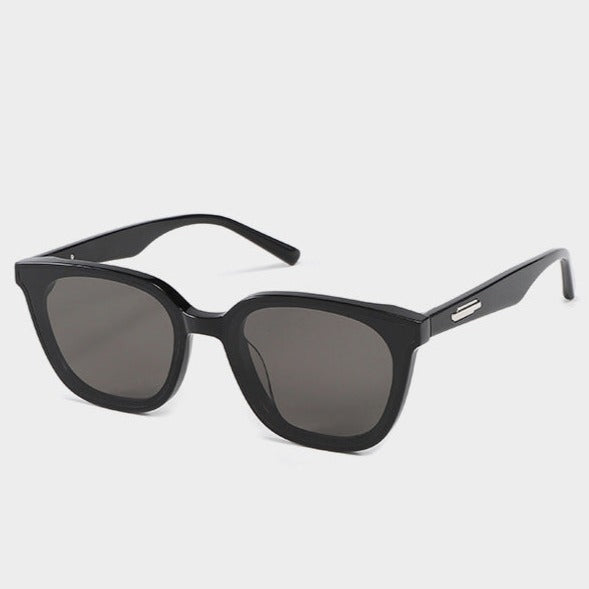 Hochwertige Sonnenbrille mit UV-Schutz und grauen Gläsern 