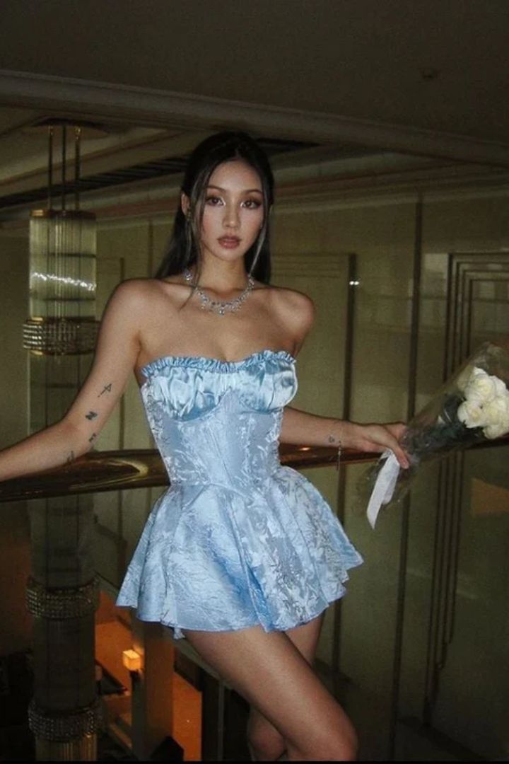 Sexy trägerloses ausgestelltes Minikleid aus Seide mit Spitzenbesatz