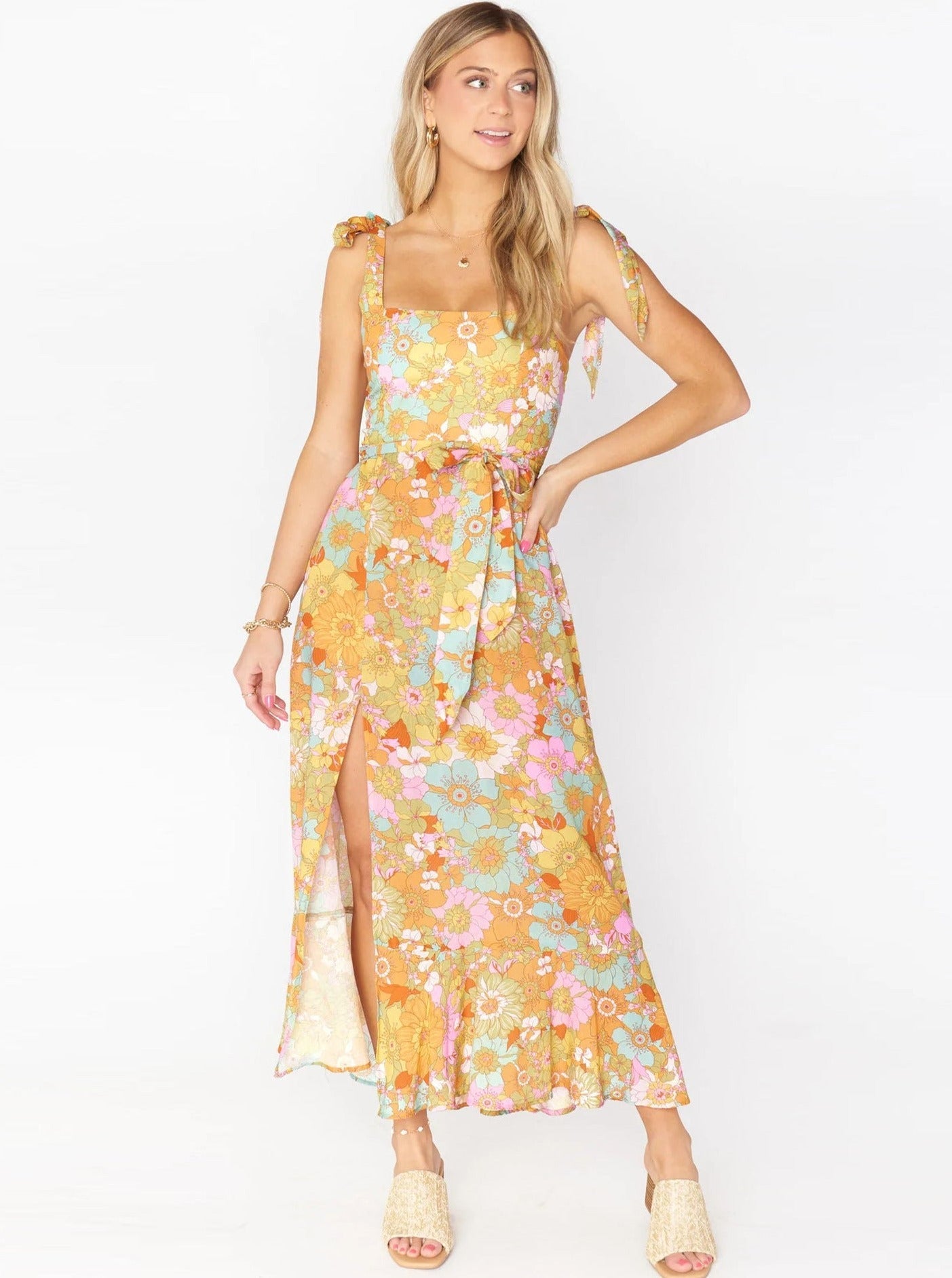 Langes Kleid mit Blumenmuster, Strumpfhaltern, quadratischem Ausschnitt und Schlitz 