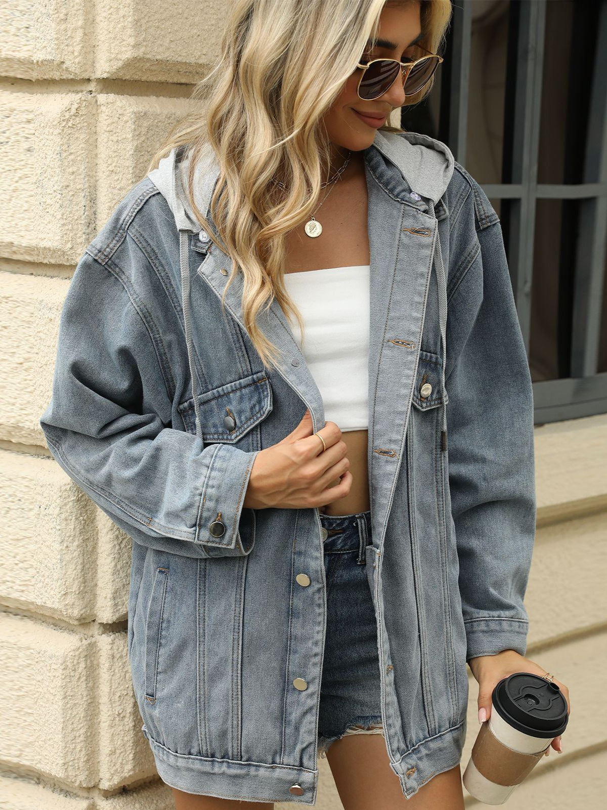 Übergroße Jeansjacke im Streetstyle